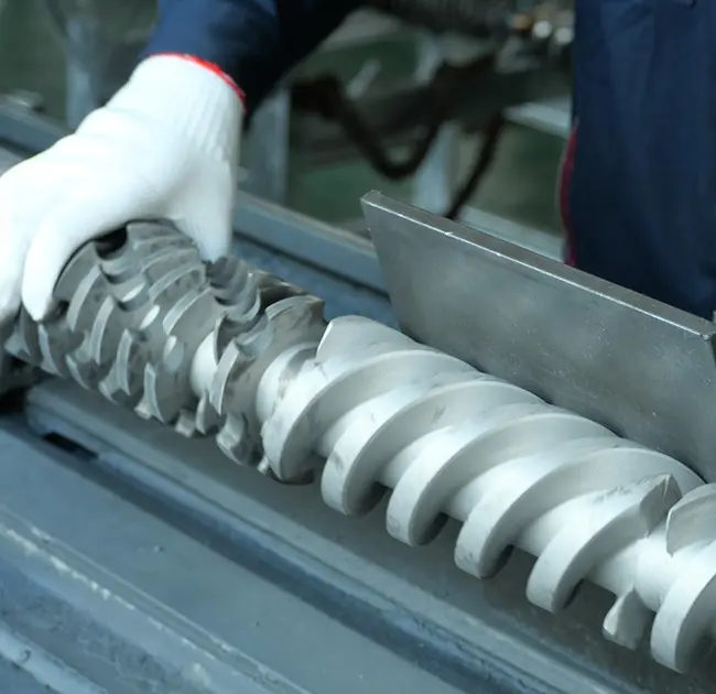 ເປັນຫຍັງເສັ້ນສີດໍາຈຶ່ງປາກົດຊ້ໍາຊ້ອນຢູ່ໃນ extruder? ບົດຄວາມນີ້ສອນທ່ານກ່ຽວກັບວິທີການກໍານົດຢ່າງໄວວາວ່າມັນເກີດມາຈາກບັນຫາກັບຖັງຫຼື screw.